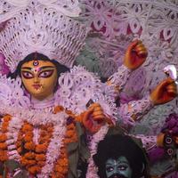 godin durga met traditionele look in close-up zicht op een zuid-kolkata durga puja, durga puja idool, een grootste hindoe navratri-festival in india foto