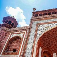 architectuur aan de taj mahal is een ivoorwit marmeren mausoleum op de zuidelijke oever van de yamuna rivier in de indiase stad agra, uttar pradesh, taj mahal, agra, uttar pradesh, india, zonnige dag uitzicht foto