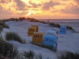 zomeravond op het strand van juist foto