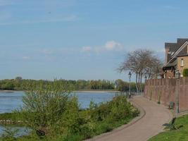 de rivier de Rijn en de stad Rees foto