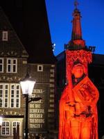 de stad bremen bij nacht foto