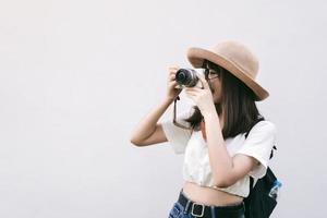 jonge Aziatische schattige bril meisje hipster stijl reizen met camera. foto