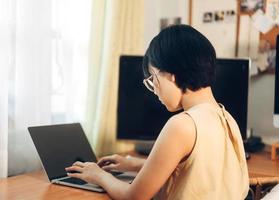 jonge volwassen aziatische vrouw blijft en werkt vanuit thuiskantoor via internet online. foto