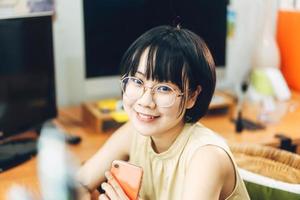 portret happy smile jonge volwassen Aziatische zakenvrouw werk vanuit huis. foto