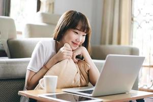 Aziatische tiener vrouw leren via internet videoconferentie met laptop. foto