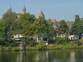 de stad maastricht aan de maas in nederland foto