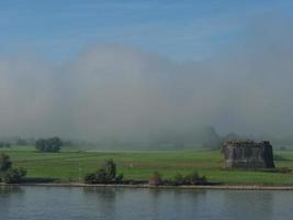 de Rijn bij wesel in de ochtend foto