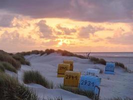 zomeravond op het strand van juist foto