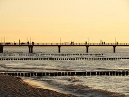 zonsondergang op het strand vanzingst foto