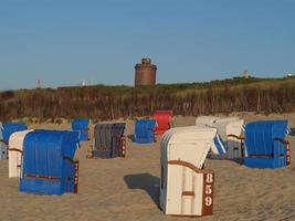 zonsondergang op het strand van juist eiland foto