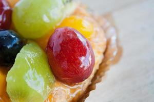 close-up Deens gebak met fruit op houten tafel foto