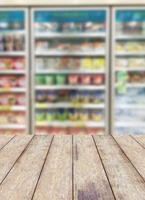 commerciële koelkasten in een grote supermarkt foto