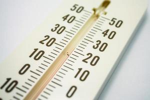 close-upfoto van een huishoudelijke alcoholthermometer die de temperatuur in graden Celsius toont foto