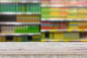 lege tafel over wazig zicht op drankproduct in de schappen in de supermarkt foto