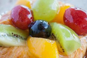 close-up Deens gebak met fruit op houten tafel foto