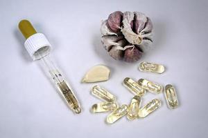 capsules met knoflookolie, vitamines en pillen foto