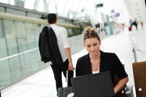 zakenvrouw in openbare station werken met computer wifi-gebied foto