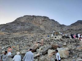 makkah, saoedi-arabië, mei 2022 - bezoekers van over de hele wereld gaan naar de hira-grot op de al noor-berg. foto