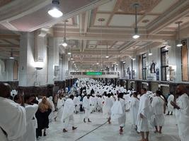 mekka, saoedi-arabië, mei 2022 - pelgrims lopen tussen de heuvels van safa en marwah tijdens umrah in de masjid al haram in mekka. foto