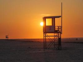 zonsondergang op het eiland juist foto