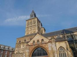 de stad maastricht aan de maas in nederland foto