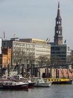 de stad hamburg aan de rivier de elbe foto