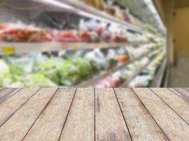 plank met fruit in supermarkt foto