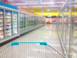 gangpad melk yoghurt bevroren voedsel vriezer en planken in supermarkt; foto