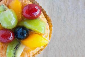 close-up Deens gebak met fruit op houten tafel foto