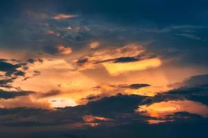 kleurrijke dramatische zonsondergang schemering hemel foto