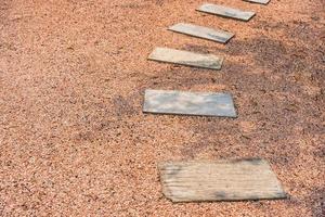 zen stenen pad op grindvloer in de tuin foto