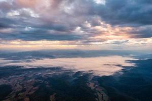 gezichtspunt van doi dam met doi luang chiang dao berg en mistig in de vallei in de ochtend in nationaal park foto