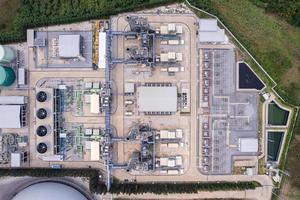 luchtfoto van het bouwen van infrastructuur van industriële elektriciteitscentrale, slim chamical, gas- en olieraffinaderij-pijpleidingmagazijn foto