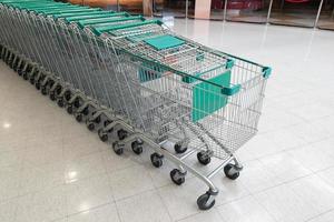 rij lege winkelwagenservice voor klant in supermarkt foto