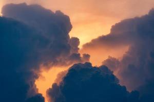 prachtige dramatische lucht en stapelwolken in de zonsondergang foto