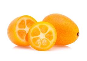 Kumquat, cumquat geïsoleerd op een witte achtergrond, uitknippad, volledige scherptediepte foto