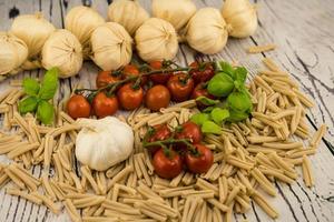 caserecce is een typisch soort italiaanse pasta uit de streek van sicilië foto