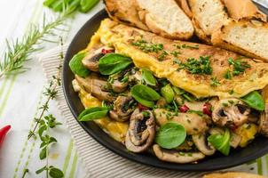 omelet met champignons, veldsla, kruiden en Spaanse peper
