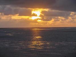 zonsondergang op het strand van juist foto