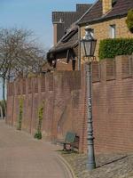 de rivier de Rijn en de stad Rees foto