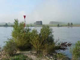 de Rijn bij wesel in de ochtend foto