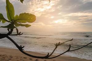 landschap van tropisch strand natuur en wolken aan de horizon in thailand. zomer ontspannen buiten concept. foto