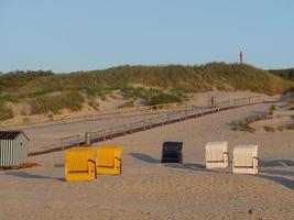 zonsondergang op het strand van juist eiland foto