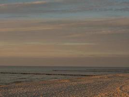 zonsondergang op het strand vanzingst foto