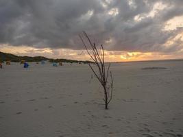 zonsondergang op het strand van juist foto