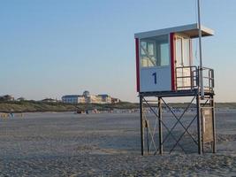 zonsondergang op het strand van juist eiland foto