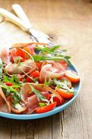 salade met parmaham (jamon), tomaten en rucola foto