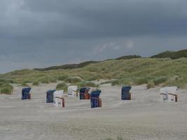 zomeravond op het strand van juist foto