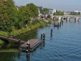 de stad maastricht aan de maas in nederland foto