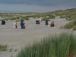 zomeravond op het strand van juist foto